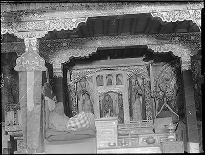 Altar in Shide Monas