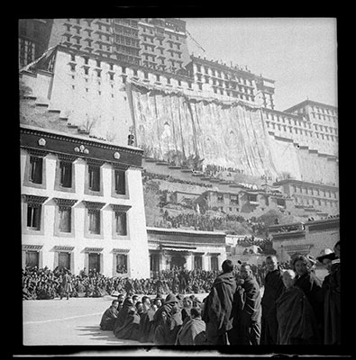Potala and crowds in